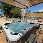 Rural Basin Dvor With Jacuzzi Tatil Evi Vinišće