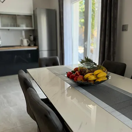 Дом отдыха Rural Basin Dvor With Jacuzzi