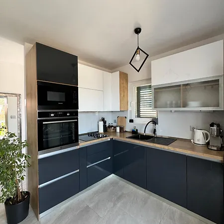 Дом отдыха Rural Basin Dvor With Jacuzzi *