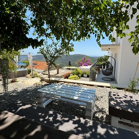 Дом отдыха Rural Basin Dvor With Jacuzzi *